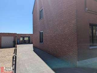<p>Welkom in deze sfeervolle woning aan de Testeltsesteenweg in Langdorp, waar ruimte en comfort samenkomen in een harmonieuze setting. Gelegen in een rustige omgeving biedt deze open bebouwing een bewoonbare oppervlakte van maar liefst 189 vierkante meter, perfect voor een gezin dat op zoek is naar een warm thuis. De ganse woning heeft het afgelopen jaar een volledige renovatie ondergaan, hierdoor geniet je van een nagelnieuwe keuken, badkamer,...<br /> </p>
<p><u><strong>Indeling</strong></u>:<br /><u><strong>Gelijkvloers</strong></u>: inkomhal, leefruimte, eetkamer, keuken, toilet, badkamer, berging, toegang tot de kelder<br /><u><strong>1e verdieping</strong></u>: nachthal, 3 slaapkamers, toegang tot de zolder<br /><u><strong>zolder</strong></u>: stockage zolder<br /><u><strong>exterieur</strong></u>: garage met berging onderin, riante tuin<br /><br />Neem contact op met verhuur@immopersyn.be of 013 44 40 08 voor een afspraak.<br /><br />Is jouw interesse gewekt?'Stel je kandidaat' of vul onze kandidatuurfiche in.<br /><br /><br /> </p>