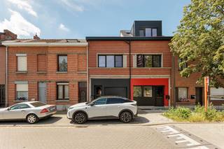 <p><span>U koopt voor uzelf vrijheid, rust (zone 30) en mobiliteit (Mobiscore 8,7 op 10) in het hart van Muizen, want u beschikt over een garage (steentapijt) met afstandsbediende sectionaalpoort en voorziening voor toekomstige laadpaal, op 160 meter van het station. De uitstekende EPC-score van 82 kWh/m²/jaar, werd bereikt dankzij: nieuwe PVC-ramen, een condensatieketel op gas, airco met warmtepomptechnologie, 5 zonnepanelen en dikke isolatielagen in dak, vloer en gevels. In de leefruimte met open keuken (eiland), spotten we een visgraat-laminaatvloer met witte keramische plinten, videofoon, zwarte designradiatoren en airco. De keuken met zellige wandtegels en veel opbergruimte, omvat: koelkast, oven, vaatwasser, kookplaat en dampkap. De volledig ommuurde tuin geniet van privacy en vangt veel namiddagzon. Qua bergruimte beschikt u, afgezien van de garage (kruipkelder), over een technische berging en een wasplaats. De badkamer valt op door de koperkleurige kranen, een massief houten meubel, zwarte radiator (net als de alu-gevelbekleding), glazen deur en lichtkoepel. De twee ruime kamers (laminaat) op de eerste verdieping worden aangevuld met twee kamers onder dak (veluxramen). Voorts vermelden we nog de witte deuren met zwarte klinken, zwarte schakelaars/stopcontacten, muggenramen, led-plafondspots en een ronde boog in de nachthal.</span></p><p><span> </span></p>