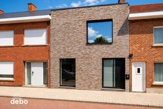 In het centrum van het pittoreske Ingooigem ontdekt u deze volledig vernieuwde en bijzonder energiezuinige woning. Dankzij de kwalitatieve afwerking, ruime leefruimtes en hedendaags comfort is dit de ideale woning.<br /><br />Bij het betreden van de woning komt u in de inkomhal met gastentoilet. Van daaruit bereikt u de bijzonder ruime en lichtrijke leefruimte die naadloos overgaat in de moderne leefkeuken. Deze is volledig uitgerust met alle hedendaagse toestellen, waaronder een oven, microgolfoven, vaatwasser, koelkast en inductiekookplaat. Daarnaast beschikt de woning over een ruime en droge kelder, ideaal als extra bergruimte.<br /><br />Op de eerste verdieping bevindt zich een zeer ruime master bedroom met voldoende plaats voor een dressing. Verder vindt u hier een stijlvolle badkamer, uitgerust met een inloopdouche, modern lavabomeubel en een tweede toilet.<br />De tweede verdieping omvat nog twee volwaardige slaapkamers, beide voorzien van praktische inmaakkasten. Daarnaast is er een extra berging aanwezig.<br />Buiten geniet u van een uitzonderlijk diepe tuin met een gezellig terras waar u in alle rust kunt ontspannen. Achteraan de tuin is er een handige uitweg met 2 garages, wat zorgt voor extra comfort en een vlotte bereikbaarheid.<br /><br />Troeven<br />- Instapklare en volledig vernieuwde woning<br />- Zeer energiezuinig<br />- Vloerverwarming<br />- Airconditioning op het gelijkvloers én in de slaapkamers<br />- Dubbele garage met uitweg<br />- Ultra moderne leefkeuken<br />- Regenput van 10.000 liter<br />- LABEL A <br /><br />Een woning die ruimte, comfort en energiezuinig wonen perfect combineert, op een rustige maar centrale ligging. Ideaal voor gezinnen of koppels die op zoek zijn naar een instapklare thuis.