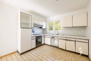 <p><span>Op zoek naar een woning die je volledig naar eigen smaak kan opfrissen? Dan is deze welgelegen woning in Tielt-Winge iets voor jou!</span></p><p><span>Deze woning is gelegen in een groene omgeving en biedt een uitstekende basis voor wie ruimte en potentieel weet te waarderen.</span></p><p><span> </span></p><p><span>De woning beschikt over drie volwaardige slaapkamers en bevindt zich op een ruim perceel van maar liefst 8a 79ca. Op de benedenverdieping is er een inkomhal met apart toilet, grote en lichtrijke leefruimte, ruime keuken, aparte wasplaats en een inpandige garage. Ook de oprit biedt parkeermogelijkheden.</span></p><p><span>De westelijk gerichte tuin is een absolute troef: hier geniet je volop van de namiddag- en avondzon.</span></p><p><span> </span></p><p><span>Binnenin vraagt de woning om een stevige opfrissing maar energetisch scoort de woning al goed met EPC-label C.</span></p><p><span>De elektriciteit is niet conform AREI. Het dak is afgewerkt met asbestleien dat aan vervanging toe is. De structuur van het dak zelf is wel nog in goede staat!</span></p><p><span>*sommige ruimtes zijn niet goed geschilderd en verbeterd met AI*</span></p><p><span> </span></p><p><span>Benieuwd of deze woning in het groene Tielt-Winge iets voor jou is? Vraag dan snel je bezoek aan via 016 15 31 15 of info@immolivit.be!</span></p>
