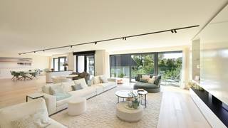 Uitzonderlijk appartement in de befaamde residentie &amp; hotel in “La Rive - La Réserve”, met uitzicht op het Zegemeer.<br />Dit uitzonderlijke appartement werd met uiterst luxueuze materialen afgewerkt in 2022 en bevindt zich in de westvleugel.<br /><br />Indeling van het appartement:Indeling: inkomhal en dienstingang met wc, zeer ruime woonkamer uitgevend op zonnige terrassen op westgevel en deels zuid met lateraal zicht op het Zegemeer. De slaapkamers zitten alle op de oostgevel en geven met schuifdeuren uit op brede terrassen waar u van de ochtendzon kunt genieten met zicht op de pas heraangelegde tuin. Volledig uitgeruste open Siematic keuken, zeer ruime leefruimte (112m²), 3 slaapkamers met de mogelijkheid tot het creëren van een 4<sup>de</sup> slaapkamer, slaapmogelijkheid tot 12 personen, 2 badkamers, wc, ligbad en inloopdouche, dubbele zeer ruime wasruimte/berging.<br /><br />Het appartement beschikt verder over een ruime kelderberging en gemeenschappelijke fietsenberging in de residentie. <br />Mogelijkheid tot aankoop van een garagebox voor 4 wagens naast elkaar in de residentie, voorzien met laadpaal. Een topgarage en makkelijk inrijbaar.<br />Deze unieke kans biedt luxe, ruimte en comfortabel wonen.<br />[EPB: 64 kWh / m² jaar - 31043-G -2015_602/EP16647/A001/D01/SD023.