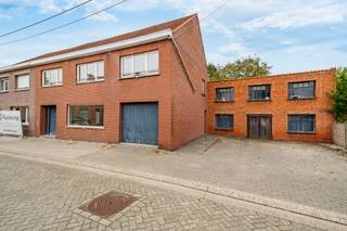 Deels gerenoveerde woning met 3 slk met een groot werkhuis en achterliggende schuur<br /><br />INDELING WONING<br />Gelijkvloers<br />Men betreedt de woning via de hal (8m²) die leidt naar de leefruimte (32m²) met daarachter de lichtrijke keuken (nieuwe keuken) (22m²).<br />Vanuit de keuken komt men in de berging (8m²), de badkamer (4m²) en ook op het overdekte terras ( 24m²).<br />Via het terras komt men in de achtertuin en ook in de technische ruimte (17m²).<br />Er is ook een garage (19m²).<br /><br />1e verdieping<br />Hier bevinden zich 3 ruime slaapkamers (15m², 12m² en 12m²).<br /><br />Zolder<br />Via een vliertrap in de garage komt men in een open ruimte op de 1e verdieping ( 22m²) die via een 2e vliertrap leidt naar de grote zolder (36m²) boven het volledige huis.<br /><br />Tuin<br />De achtertuin is opgesplitst in 2 delen en in de woning bereikbaar vanuit de keuken.<br />Er is een poortje tussen de 2 tuinen.<br />In de tuin achter het werkhuis is er een (vervallen) schuur van 96m².<br /><br />INDELING WERKHUIS<br />Beneden is er een oppervlakte van 72m² (bestaande uit 2 delen), boven 54m².<br />Dit gebouw is voorzien van verwarming en een kitchinette.<br /><br />BIJZONDERHEDEN<br />- EPC D (356 Kwh/m²/j)<br />- verwarming op stookolie<br />- perceel van 673m²<br /><br /><br />POSITIEVE ASPECTEN<br />- groot bijgebouw dat mogelijkheden biedt als werkplaats, opslagruimte..<br />- ruime vertrekken<br />- nieuwe keuken<br />- recent glas<br />- ligging vlakbij centrum<br /><br /><em>Stedenbouwk. inlichtingen in aanvraag</em>