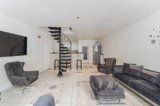 <p>Te koop: ruim 2-slaapkamer duplex appartement met handelszaak in de Sleepstraat, hartje Gent.</p>
<p> </p>
<p>Dit opbrengsteigendom combineert wonen en werken op één adres. De duplex biedt twee comfortabele slaapkamers en een gezellige leefruimte, terwijl de handelsruimte op het gelijkvloers ideaal is voor een winkel, kantoor of horeca. Met een mogelijke opbrengst van 5% is dit een interessante kans voor investeerders. Gelegen in een levendige handelswijk, nabij scholen, station , geniet u van een centrale ligging met veel passage.</p>
<p> </p>
<p>Belangrijkste ruimtes:<br />• Living met natuurlijke lichtinval en directe toegang tot de keuken<br />• Functionele keuken met berging<br />• Twee slaapkamers met voldoende ruimte voor kasten<br />• Handelsruimte op het gelijkvloers met aparte toiletvoorziening<br />• Extra toilet in het woongedeelte</p>
<p> </p>
<p>Troeven:<br />• Ruim 2-slaapkamer duplex appartement met handelszaak<br />• Mogelijke opbrengst van 5%<br />• Ideaal voor investeerders of wie woon- en werk wil combineren</p>
<p> </p>
<p>Neem vandaag nog contact op met uw ERA-makelaar voor een bezoek.</p>
<p> </p>
<p>JOUW DROOMOPBRENGSTEIGENDOM. ZO GEVONDEN!</p>