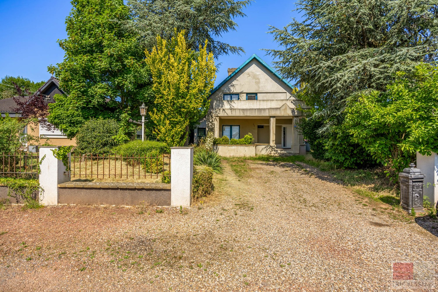 Op te frissen, vrijstaande woning met veel potentieel op royaal perceel van 1080 m², deze te moderniseren woning combineert een bewoonbare oppervlakte van 199 m² - foto 1