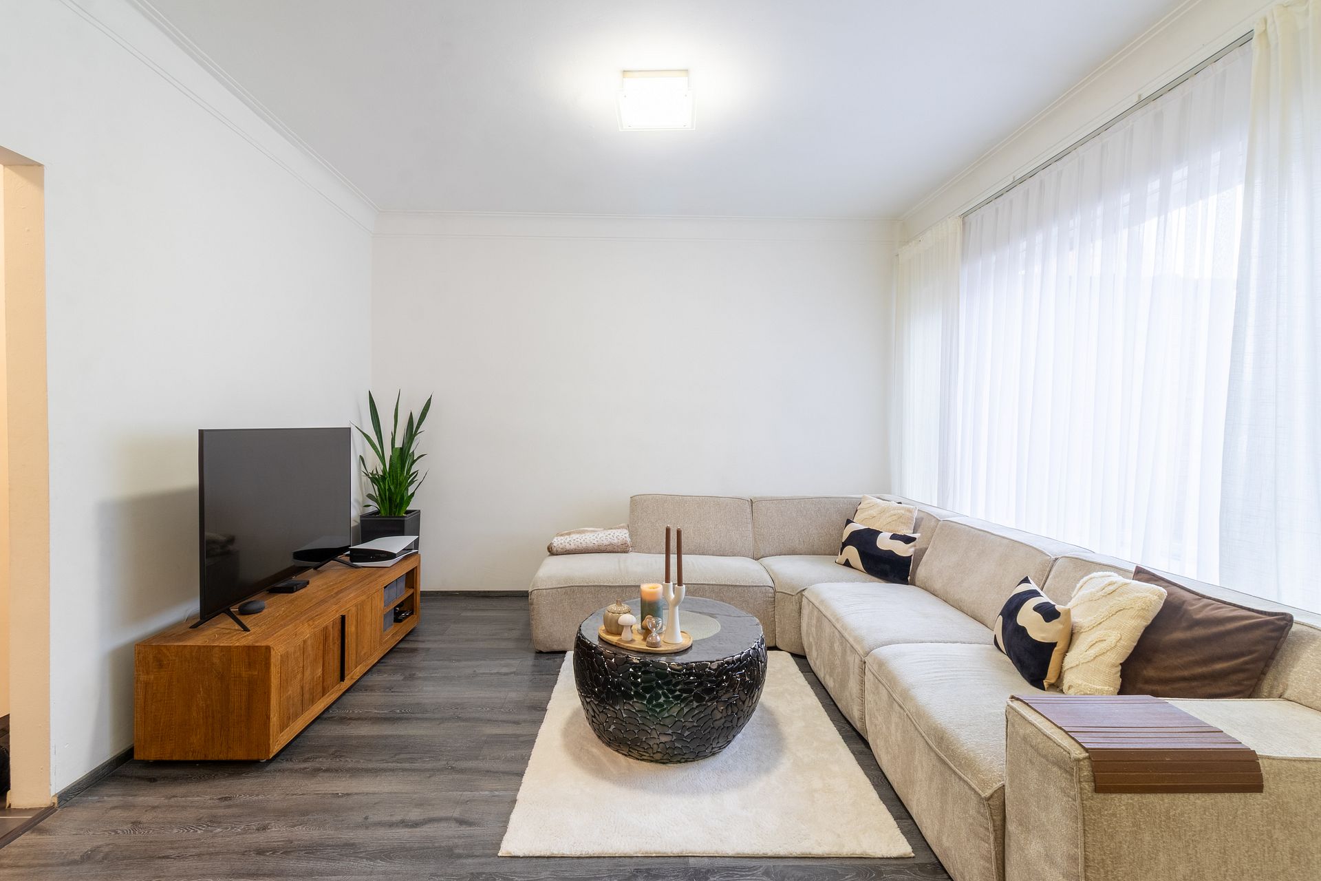 Lichtrijk en ruim appartement in rustige woonwijk - foto 2