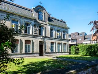 Ontdek deze unieke en statige pastorij waar authenticiteit, ruimte en veelzijdigheid samenkomen. Dit indrukwekkende pand biedt een zeldzame combinatie van historische charme en tal van mogelijkheden voor zowel privé- als professionele doeleinden.<br /><br />De royale volumes, hoge plafonds en karaktervolle elementen vormen de perfecte basis voor een prestigieus project.
<ul>
<li>Ca. 700 m² bewoonbare oppervlakte</li>
<li>Authentieke pastorij met karaktervolle uitstraling</li>
<li>Talrijke bestemmings- en gebruiksmogelijkheden</li>
<li>Ideaal voor wonen, werken of een combinatie van beide</li>
<li>Uniek pand met historische uitstraling</li>
</ul>
Stedenbouwkundige inlichtingen in aanvraag<br /><br />Dit pand wordt verkocht via Covast, meer info over procedure en biedsysteem te verkrijgen op kantoor. De gevraagde prijs is een startprijs.<br />Contacteer ons voor meer informatie of een bezoek ter plaatse.
