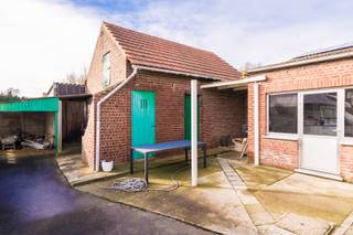 Uitstekend gelegen open bebouwing met een mooie tuin van 18 aren aan de achterzijde en een prachtig uitzicht aan de straatzijde over velden!U komt de...