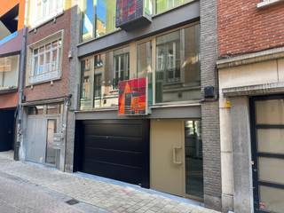 Wonen in het hart van Mechelen.Gelegen in centrum Mechelen, tussen Bruul en Ijzerenleen.Dit appartement is recent volledig gerenoveerd en combineer modern wooncomfort met een rustige ligging vlakbij het bruisende stadcentrum.Via de inkomhal bereiken we de living met open keuken en aansluitend terras. Verder beschikt het appartement over een gastentoilet, CV berging, 2 volwaardige slaapkamers en een praktisch ingerichte badkamer met inloopdouche, 2deurs spiegelkast en lavabomeubel.De aanwezigheid van een ruime private fietsberging en zolderberging maken dit appartement compleet..Mogelijkheid tot aankoop afgesloten garage.
