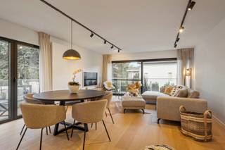 Op de prestigieuze Elizabetlaan, in het hart van Knokke-Heist, bevindt zich dit subliem afgewerkt appartement. Hier woon je op een absolute toplocatie, op wandelafstand van het strand, de Lippenslaan, het nieuw te bouwen casino, het luxueuze hotel La Réserve en het station. Een perfecte combinatie van rust, elegantie en kustsfeer.<br /><br />In het appartement bevindt zich: <br />- Een lichtrijke leefruimte met aansluitend terras<br />- Een stijlvol ingerichte keuken <br />- Apart toilet<br />- Slaapkamer 2 met ingemaakte kasten<br />- Badkamer met douche<br />- Slaapkamer 1 met ingemaakte kasten, aansluitende badkamer met bad en terras <br /><br />Troeven van dit appartement: <br />- 2 terrassen<br />- Ingemaakte kasten<br />- Volledig instapklaar, totale renovatie in 2021<br />- Kelder in de benedenverdieping<br />- Mogelijkheid tot overname huurcontract parking in het gebouw<br /><br />Wens je meer informatie over dit prachtig appartement of wens je een bezoek in te plannen? <br />Contacteer Luc via 0475 26 18 01 of luc.devroe@acasa.immo