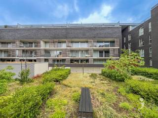 <p><span>Looking for a move-in ready apartment in a very quiet location in the center of Leuven? Then this well-maintained apartment on the first floor is definitely worth a visit!</span></p><p><span> </span></p><p><span>The apartment is located on the first floor and accessible by lift or stairs. There is an entrance hall with guest toilet and a practical built-in wardrobe. There is a bright living area with seating area, dining space, and modern open kitchen. The kitchen is equipped with all necessary appliances. Additionally, there is a useful storage space.</span></p><p><span> </span></p><p><span>From the living area, there is access to the spacious southwest-facing terrace, overlooking the green inner garden.</span></p><p><span> </span></p><p><span>Furthermore, the apartment has two bedrooms (14m² and 10m²) and a bathroom with separate shower, bathtub, and double sink.</span></p><p><span> </span></p><p><span> </span></p><p><span> </span></p>
