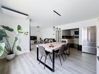Dit leuk appartement is op zoek naar nieuwe bewoners. Het beschikt over 2 slaapkamers, gezellige ruime leefruimte en een leuk terras. Daarnaast is het top gelegen en heeft een een gunstig EPC.INDELING:- inkomhal- gastentoilet- badkamer- slaapkamer 1 voorzien als ruime dressing of bureau- slaapkamer 2 met airco- ruime lichtrijke leefruimte- volledig geïnstalleerde keuken die deels vernieuwd is- gezellig terrasALGEMEEN:- garagebox verplicht bij te huren: €50 per maand- vrij parkeren achteraan het gebouw- top ligging- gunstig EPC- airconditioning- rolluiken in de kamers- deels vernieuwdDe snelste manier om een bezoek te brengen aan deze woning? Vraag je bezoek aan via de rode knop op onze website (www.dewaele.com) en je wordt gecontacteerd door onze makelaar. Telefonisch kunnen er geen afspraken gemaakt worden. Bij andere vragen kun je ons telefonisch contacteren via 056 605 605.