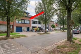 <h2><span>Ruimte, licht en comfort in een rustige straat in Schoten</span></h2><p><span>Op zoek naar een woning in een aangename wijk ? Deze ruime woning ligt in een aangename buurt in Schoten en heeft heel wat troeven: een brede oprit, een garage, een zuidgerichte tuin en een zonnig terras.</span></p><p><span>De ruime inkomhal verwelkomt je op het gelijkvloers. Achteraan vind je een polyvalente ruimte die je naar wens kunt inrichten als bureau of hobbykamer. Hier vindt je ook een ruime garage en een plaats met een recente verwarmingsketel.</span></p><p><span>Een verdieping hoger valt meteen de lichtinval op. De royale woonkamer met open haard en parket biedt volop plaats voor een gezellige zithoek en eettafel. De aansluitende bureauruimte kan ook perfect dienen als leeshoek. Vanuit de leefruimte bereik je via een trap de tuin. De recent vernieuwde keuken is luxueus ingericht en uitgerust met kwalitatieve Miele-toestellen.</span></p><p><span>Op de tweede verdieping liggen twee zeer ruime slaapkamers en een kleinere derde slaapkamer. De moderne badkamer beschikt over een ligbad, een toilet en een lavabomeubel.</span></p><p><span>Ook technisch werd er in de woning geïnvesteerd: de daken, ramen en riolering zijn vernieuwd. Daarnaast zijn er rolluiken , 14 zonnepanelen, een thuisbatterij en laadpaal voor een elektrische wagen.</span></p><p><span>Een fijne plek voor wie graag ruim woont, thuis wil kunnen werken en wil genieten van een zuidgerichte tuin. </span><span>Kom ontdekken of je je hier thuis voelt.</span></p><p><span> </span></p><p><span>De woning is vrij en beschikbaar vanaf 01/11/2027 ! </span></p>