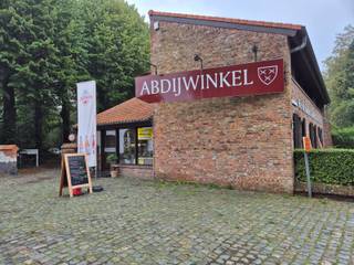 Goed draaiende abdijwinkel met woonst op een zeer gunstige commerciële ligging.<br />Ideale opportuniteit voor koppels die deze abdijwinkel willen uitbaten.<br /><br />De winkel heeft een uitgebreid assortiment kazen, kruidenproducten, abdijbrood en postelbier.<br /><br />Achterliggend heeft de winkel nog een woning met maar liefst 5 grote slaapkamers, 3 garages en een mooie tuin. <br />Het gebouw is volledig onderkelderd. <br /><br />Beschikbaar vanaf 1/1/2027<br /><br />Heeft u interesse en wenst u een bezichtiging? Contacteer ons via het nummer 014 30 02 08.