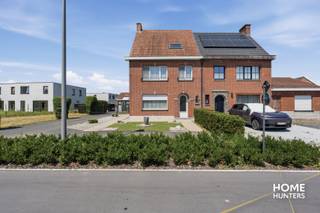 Bent u op zoek naar een woning met uitzonderlijk veel ruimte, zowel binnen als buiten in Ieper? Dan is deze halfopen bebouwing op een perceel van 919 m² ongetwijfeld een unieke opportuniteit. Dankzij de ruime woonvolumes en de indrukwekkende loods van meer dan 200 m² biedt deze eigendom tal van mogelijkheden voor zelfstandigen, hobbyisten of wie nood heeft aan extra opslagruimte.<br /><br />Via de ruime inkomhal komt u terecht in de lichtrijke leefruimte, gevolgd door een functionele leefkeuken. Aansluitend bevinden zich een praktische kelder, een technische ruimte en een douchekamer met toilet. Vanuit de woning is er een rechtstreekse doorgang naar de ruime loods, wat het geheel bijzonder praktisch maakt.<br /><br />Op de eerste verdieping vindt u een ruime nachthal, drie volwaardige slaapkamers en een badkamer uitgerust met een ligbad, lavabomeubel en toilet. Via een vaste trap bereikt u de zolderverdieping, waar zich momenteel een tweede nachthal en een vierde slaapkamer bevinden. Met een oppervlakte van maar liefst 45 m² biedt deze verdieping nog heel wat potentieel om verder in te richten naar eigen wensen.<br /><br />Buiten geniet u van een aangename tuin, een terras en een ruime koer die een vlotte toegang tot de loods mogelijk maakt.<br /><br />Troeven van deze woning:<br />✔ Perceel van 919 m²<br />✔ Halfopen bebouwing<br />✔ 4 volwaardige slaapkamers<br />✔ Loods van ruim 200 m²<br />✔ Ideaal voor zelfstandigen, hobbyisten of wie veel opslagruimte zoekt<br /><br />Een eigendom met bijzonder veel potentieel en mogelijkheden op een gunstige ligging in Ieper. Contacteer ons vandaag nog voor meer informatie of een bezoek!