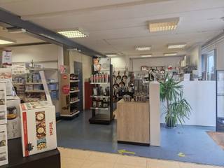 <p><strong>Nivelles-South Business Park – Rue de l’Industrie</strong><br />Ideally located on the park’s main artery, this property offers excellent visibility within a secure environment.</p>
<p><strong>Property features :</strong></p>
<ul>
<li>
<p>Bright retail space of <strong>290 m²</strong></p>
</li>
<li>
<p>Functional warehouse of <strong>667 m²</strong></p>
</li>
<li>
<p>Convenient sanitary facilities: <strong>2 toilets</strong> in the retail area and <strong>2 toilets</strong> in the warehouse</p>
</li>
<li>
<p>Flexible layout options: warehouse, workshop, office, or retail space</p>
</li>
</ul>
<p><strong>Key advantages :</strong></p>
<ul>
<li>
<p>Outdoor parking available for staff and visitors</p>
</li>
<li>
<p>Excellent accessibility: just minutes from the <strong>E19</strong>, the <strong>RN25</strong>, and the <strong>Brussels Ring</strong></p>
</li>
<li>
<p>Close proximity to <strong>Nivelles train station</strong>, with <strong>TEC bus lines</strong> serving the building</p>
</li>
</ul>
<p>A strategic location combining visibility, flexibility, and accessibility – the perfect place to grow your business.</p>