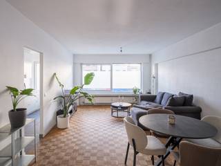 <strong>Instapklaar 2 slaapkamer appartement met terras en zonnige tuin</strong><br /><br /><em>Voor meer informatie of bezoeken, mail naar info@carloeggermont.be</em><br /><br />Dit <strong>instapklare appartement</strong> is <strong>gunstig gelegen</strong> aan de <strong>Sint-Lievenslaan</strong>, met een <strong>vlotte aansluiting op diverse invalswegen</strong> en op <strong>wandelafstand van het Sint-Pietersplein</strong>. Een <strong>ideale uitvalsbasis</strong> nabij het stadscentrum.<br /><br />Het <strong>gelijkvloerse appartement</strong> werd <strong>gerenoveerd in 2021</strong> en beschikt over een <strong>bruikbare vloeroppervlakte van 94 m²</strong>. Een<strong> uitzonderlijke troef</strong> is de privatieve, <strong>zuidgerichte stadstuin van ca. 60 m²</strong>, een zeldzame meerwaarde in stedelijke context.<br /><br />De<strong> indeling is bijzonder praktisch</strong>. Aan de voorzijde bevindt zich de <strong>lichtrijke leefruimte met eetplaats</strong> en een volledig <strong>uitgeruste keuken</strong>. De <strong>nieuwe akoestische ramen</strong> zorgen hier voor een <strong>rustige woonbeleving</strong>. Centraal in het appartement bevinden zich de <strong>inkomhal met vestiaire</strong>, een <strong>apart toilet</strong> en een recent<strong> vernieuwde badkamer met inloopdouche</strong>. Aan de achterzijde zijn er <strong>twee slaapkamers</strong>, elk met een <strong>eigen terras</strong>. Eén van de slaapkamers biedt directe <strong>toegang tot de zonnige stadstuin</strong>, wat het appartement ook bijzonder <strong>geschikt maakt voor huisdieren</strong>.<br /><br />EPC-score: C<br />Elektriciteit: conform gekeurd<br />+ kelderberging<br /><br /><strong>Samengevat: een aantrekkelijke opportuniteit voor young professionals of ouders van studerende kinderen die op zoek zijn naar een instapklaar appartement met zonnige buitenruimte op een strategische locatie.</strong>
