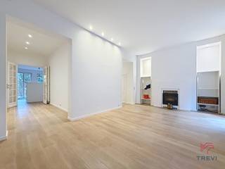 ETTERBEEK, vlakbij het Jubelpark en alle voorzieningen, mooie en ruime duplex met een woonoppervlakte van 136 m². Met terras en parkeerplaats.Gelegen...