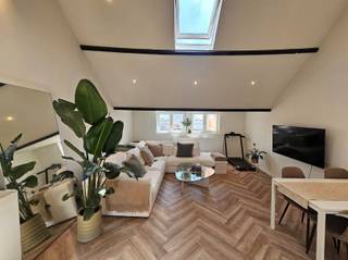 Instapklaar appartement met 1 slaapkamer. Dit appartement is gelegen op de derde verdieping van een voormalig herenhuis en is zeer centraal gelegen...