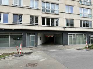 Place de parking à louer pour €90 dans le centre d'Ostende. 3e étage. Hauteur maximale d'accès: 1,80 m. Disponible immédiatement. <br />Largeur de la place de parking: 2,20 m<br />Longueur de la place de parking: 5,40 m