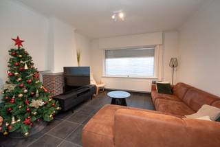 Deze pas gerenoveerde woning met veel lichtinval ligt op een rustige locatie in Zulte.Indeling van de woning:- Inkomhal- Lichtrijke woonkamer- Keuken...