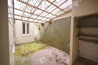 Op een boogscheut van het strand van Mariakerke bevindt zich deze charmante en volledig vergunde opbrengsteigendom.De centrale ligging vlak bij de...