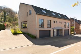 In de gegeerde en bijzonder rustige Zavelstraat te Kessel-Lo bevindt zich deze uitzonderlijk ruime halfopen bebouwing met een indrukwekkende...