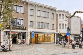 In het centrum van Herentals, in de winkelstraat staat dit handelshuis te koop. Het betreft een gelijkvloerse winkelruimte van 135m² met brede...