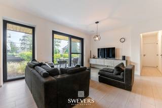 Interesse? Meer informatie op www.SWEVERS.be. - Dit modern en energiezuinig gelijkvloers appartement bevindt zich in de gezellige dorpskern...