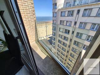 <p><strong>Gezellige studio op de 10e verdieping met lateraal zeezicht – Oostende</strong></p>
<p><strong> </strong></p>
<p>Op zoek naar een gezellige studio met een aangenaam uitzicht in Oostende?</p>
<p></p>
<p>Deze charmante studio op de <strong>10e verdieping</strong> biedt een uniek perspectief over de stad.</p>
<p>Bij het binnenkomen bevindt zich de <strong>open, ingerichte keuken</strong>, die naadloos aansluit op de leefruimte. Vanuit de living heb je toegang tot het <strong>kleine balkon</strong>, waar je links geniet van <strong>zicht op zee</strong> en rechts uitkijkt over de <strong>binnenstad van Oostende</strong>.</p>
<p></p>
<p>Verder beschikt de studio over een <strong>aparte badkamer met douche, toilet en lavabo</strong>.</p>
<p></p>
<p>De studio is niet groot, maar dankzij de praktische indeling is ze bijzonder aangenaam en gezellig. Ideaal voor wie op zoek is naar een compacte woonplek aan zee met een fantastisch uitzicht.</p>
<p></p>
<p><strong>Praktisch:</strong></p>
<ul>
<li>Beschikbaar vanaf <strong>1 oktober 2026</strong></li>
<li>Huurprijs: <strong>€575/maand</strong></li>
<li>Provisie verwarming: <strong>€30/maand</strong></li>
<li>Provisie gemeenschappelijke kosten: <strong>€30/maand</strong></li>
<li>EPC: <strong>label D</strong></li>
</ul>
<p></p>
<p><strong>Een compacte studio met een groot uitzicht — ideaal genieten van Oostende, elke dag opnieuw.</strong></p>