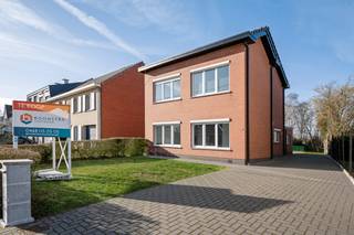 Op een uitstekende locatie te Putte bevindt zich deze recent gerenoveerde woning met 3 slaapkamers, vrij in te richten zolder en tuin. U geniet hier zowel van een ideale ligging vlakbij Putte met winkels, eet-en drankgelegenheden, scholen en het openbaar vervoer, alsook van een uitstekende bereikbaarheid, vlakbij belangrijke invalswegen.<br /><br />We betreden deze instapklare woning via de inkomhal. De ruime leefruimte geniet van veel lichtinval door de vele raampartijen en kunt u inrichten met een gezellige zithoek en aparte eetplaats. Hier is de open keuken mooi geïntegreerd in het geheel en voorzien van de voornaamste toestellen. Achteraan de woning beschikt u verder nog over een ruime tweede woonkamer met zicht op de tuin, een praktische berging en een apart toilet. De nachthal op de eerste verdieping geeft ons toegang tot 3 slaapkamers en de badkamer, uitgerust met een lavabo, inloopdouche en toilet. In de zeer ruime tuin met aangelegd terras en goede oriëntatie kunt u steeds in alle rust en privacy genieten van het mooie weer. Tot slot beschikt de woning nog over een afgewerkte zolder die naar eigen wens ingericht kan worden en voldoende parkeermogelijkheden op de oprit. <br /><br />Het gunstige E-peil, de conforme elektrische keuring en het feit dat de woning asbestveilig is maken deze woning tot een instapklare woning waar u zonder zorgen intrek in kan nemen! <br /><br />Dit is een uitstekende opportuniteit als u op zoek bent naar een instapklare woning met 3 slaapkamers te Putte. Contacteer ons voor meer informatie op 0479/47.09.61 of neem een kijkje op www.boonstravastgoed.be . <br /><br />Bijzonderheden:<br />- Instapklaar<br />- 3 slaapkamers<br />- Uitstekende locatie