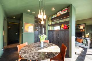 <p><span>STUDIO UNIQUE DANS UN EMPLACEMENT DE CHOIX !</span></p><p><span>Studio entièrement rénové dans le Leopoldbuilding comprenant une entrée avec porte de sécurité, vestiaire, toilettes séparées (pierre naturelle), cuisine entièrement équipée avec sol et plan de travail en pierre naturelle, placards en chêne noir, appareils MIELE (cuisinière à induction, réfrigérateur, congélateur, lave-vaisselle, four combiné micro-ondes, four à vapeur à haute pression) et lave-linge/sèche-linge encastrés, lave-vaisselle, four combiné micro-ondes, four à vapeur haute pression) et lave-linge séchant intégré, salon ensoleillé avec parquet à chevrons comprenant une salle à manger et un coin salon séparés par une cloison faite sur mesure, salle de bains entièrement en pierre naturelle, chambre à coucher verrouillable avec placards intégrés. Le studio a été entièrement vidé et rénové avec des matériaux de haute qualité (parquet en chêne à chevrons, pierre naturelle Desimpel, robinetterie Aqua Prestige, interrupteurs CJC, éclairage Brick In The Wall à intensité variable). Pompe à chaleur air/air Daikin avec climatisation. Système audio Sonos intégré. Toutes les pièces ont été entièrement optimisées avec un maximum d'espace de rangement (placage de chêne personnalisé). Comme le studio est situé au quatrième étage, qu'il est orienté vers le sud et que sa façade a une largeur de 6 mètres, la lumière est abondante. Pas de vue directe, mais de belles vues sur l'ancienne Banque nationale et la Leopoldplaats. Situé au cœur du quartier des théâtres d'Anvers. L'achat d'un parking souterrain est possible.</span></p>