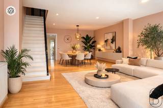 <p>Centraal gelegen <strong>ruime rijwoning</strong> met <strong>4 slaapkamers</strong>, <strong>2 badkamers</strong>, terras en tuin, ideaal voor gezinnen die comfortabel willen wonen in het hart van Ronse. Deze woning biedt een praktische indeling en heel wat <strong>toekomstpotentieel</strong>.</p>
<p><strong>INDELING:</strong><br />Inkomhal met apart toilet, gezellige leefruimte en keuken met rechtstreekse toegang tot het <strong>terras en de tuin</strong>. Op de verdiepingen bevinden zich <strong>4 volwaardige slaapkamers</strong> en <strong>2 badkamers</strong>, wat zorgt voor een vlotte en comfortabele gezinsindeling. Daarnaast is er een <strong>kelder</strong> aanwezig voor extra bergruimte.</p>
<p><strong>Voor wie is dit pand ideaal?</strong><br />♦ Voor gezinnen die ruimte en een tuin zoeken in de stad.<br />♦ Voor starters of renovatieliefhebbers die een woning verder willen optimaliseren.<br />♦ Voor investeerders op zoek naar een ruime gezinswoning met verhuurpotentieel.</p>
<p>Bezoek na afspraak met <strong>Immo Beguin</strong>, jouw vastgoedexpert sinds 2009.<br />✉️ <strong>info@immobeguin.be</strong></p>