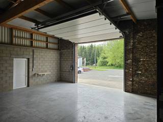 TE HUUR OpglabbeekAan de Vinkenkantstraat 35 bevindt zich deze leuke hal van 293m² - pas door de eigenaar gerenoveerd.De voorkant van het magazijn...