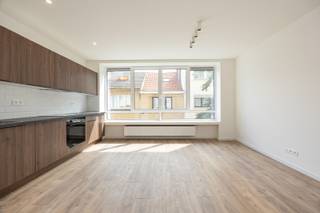 Recent gerenoveerd appartement met 2 slaapkamers nabij Park Spoor Noord!<br /><br />Dit volledig gerenoveerde appartement bevindt zich in een kleinschalig gebouw met slechts twee wooneenheden en een garage. Het is centraal gelegen in de bruisende wijk 2060 Antwerpen vlak bij Park Spoor Noord, winkels, scholen, openbaar vervoer en het stadscentrum.<br /><br />Via de inkomhal krijgt u toegang tot de lichtrijke leefruimte met een moderne open keuken, uitgerust met kwalitatieve Bosch-toestellen. Vanuit de hal bereikt u de stijlvolle badkamer met een moderne inloopdouche met regendouchekop en lavabo, de twee slaapkamers van respectievelijk 14 m² en 8 m² en een apart toilet.<br /><br />Dankzij de recente totaalrenovatie is het appartement volledig instapklaar. De combinatie van de rustige kleinschaligheid, de kwalitatieve afwerking en de centrale ligging maakt dit appartement ideaal als eigen woning of als interessante investering.<br /><br />Troeven:<br /><br />- Recente totaalrenovatie (2026)<br />- Gunstige EPC score 99 ( A label)<br />- Kleinschalig gebouw met lage kosten<br />- Vernieuwde CV-ketel op gas<br /><br />62m2 bewoonbare oppervlakte cfr EPC. <br /><br />Asbestattest in aanvraag.<br /><br />Wenst u een bezoek of meer informatie? Dan kan u ons steeds contacteren via info@dvarealestate.be of via 03/297.00.00.