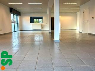 Het pand heeft de volgende indeling: Grote ruimte die eventueel nog kan opgedeeld worden in meerdere kantoorruimtes (96m²). Achteraan is een...
