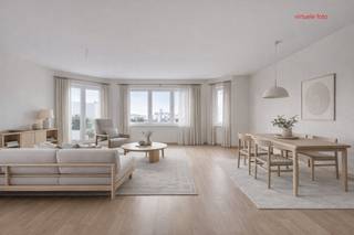 Dit ruime hoekappartement bevindt zich op een zeer gunstige ligging: vlakbij winkels, supermarkten, strand, Maria Hendrikapark ('t bosje) en openbaar vervoer.<br />Het appartement werd door de jaren heen perfect onderhouden en is ingedeeld als volgt:<br />- op de 6e verdieping: inkomhal met plaats voor vestiairekast, lichtrijke woonkamer met balkon, ingerichte keuken voorzien van handige kasten, elektrisch fornuis, oven, dampkap en dubbele spoelbak, aansluitende berging met aansluiting voor wasmachine en waterontharder, 3 slaapkamers waarvan één met ingemaakte kasten en terras, badkamer met ligbad en lavabomeubel en apart toilet met handwasbakje;<br />- op de 7e verdieping: zéér ruim zonneterras (90m²), voorzien van een glazen windscherm en 2 handige bergingen;<br />Vanop het terras geniet men van een uniek panoramisch uitzicht!<br />Bovendien is het appartement asbestvrij.<br />Slechts één appartement per verdieping, waardoor het privacygevoel wordt benadrukt!<br />Gemeenschappelijke fietsenberging in het gebouw.<br />Kom de vele troeven van dit unieke appartement ontdekken!
