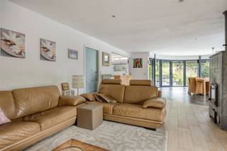 <p><span>Aan het einde van een rustige woonstraat, waar het asfalt overgaat in open velden, ligt deze verzorgde villa met dubbele garage. De ligging op de rand van de verkaveling zorgt voor een uitzonderlijke rust: achteraan kijkt u zo over de akkers uit.</span></p><p><span>Binnen ontvangt een lichtrijke, ronde leefruimte u met zicht op de tuin, verwarmd door een sfeervolle speksteen & gashaard. De open keuken met kookeiland sluit vlot aan. Vier slaapkamers met veel lichtinval bieden ruimte voor het hele gezin, aangevuld met twee volledig uitgeruste badkamers: ligbad, inloopdouche en dubbele wastafels.</span></p><p><span>Buiten wacht de echte troef: een verwarmd zwembad op warmtepomp en zonnecollector, omringd door een ruim terras, overdekte zithoek en tuinberging. De achtertuin grenst direct aan de velden, voor een zeldzaam gevoel van privacy.</span></p><p><span>Energetisch sterk: zonnepanelen en thuisbatterij zorgen voor besparing op de energiefactuur, met een gunstig EPC-label B. Elektriciteit conform gekeurd.</span></p><p><span>Troeven:</span></p><ul><li><span>4 slaapkamers, 2 volledig uitgeruste badkamers</span></li><li><span>Lichtrijke ronde leefruimte met speksteen & gashaard</span></li><li><span>Open keuken met kookeiland</span></li><li><span>Verwarmd zwembad (warmtepomp + zonnecollector)</span></li><li><span>Ruim terras, overdekte zithoek en tuinberging</span></li><li><span>Zonnepanelen + thuisbatterij EPC B</span></li><li><span>Elektriciteit conform</span></li><li><span>Dubbele garage</span></li><li><span>Rustige ligging, grenzend aan de velden</span></li></ul><p><span> </span></p><p><span>Interesse of een bezoek inplannen? Neem contact op voor meer info.</span></p>