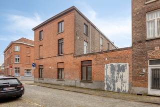 Deze hoekwoning is rustig gelegen, maar toch zeer centraal, op slechts enkele stappen van het centrum. De woning beschikt over 5 slaapkamers, 2 badkamers en een garage aan de zijkant.<br /><br />Indeling (183 m²):<br />-1°V.:<br />- kelder <br /><br />Gelijkvloers:<br />- woonkamer<br />- keuken<br />- berging<br />- badkamer<br />- eetkamer<br /><br />Eerste verdieping:<br />- nachthal <br />- slaapkamer<br />- badkamer<br /><br />Tweede verdieping:<br />- nachthal <br />- slaapkamer<br />- badkamer<br /><br />Derde verdieping<br />- zolderruimte<br /><br />Dit pand is onderworpen aan de renovatieverplichting van de Vlaamse overheid voor residentiële gebouwen (behoudens bij sloop binnen 5 jaar na de aankoop). Consulteer voor meer informatie de website van het Vlaams Energie- en Klimaatagentschap via https://www.vlaanderen.be/een-woning-kopen/renovatieverplichting-voor-residentiele-gebouwen<br /><br />Bestuursmaatregelen in het maatregelenregister: in aanvraag