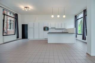 <p><span>On the second floor is this </span><span>apartment</span><span>, located in </span><span>Minderbroedersrui</span><span> in </span><span>Antwerp</span><span>, between Sint-Paulusstraat and Lange Koepoortstraat. The location is extremely convenient: in the middle of the city, with universities, stores, restaurants and the Royal Academy of Fine Arts all within walking distance. </span></p><p><span> </span></p><p><span>This second floor apartment </span><span>has a </span><span>usable area of 88m² </span><span>and</span><span> </span><span>offers a lovely </span><span>loft feel</span><span>, with a fully installed open kitchen and a bathroom with shower.</span></p><p><span> </span></p><p><span>Layout</span></p><p><span>- located on the 2nd floor (no elevator)</span></p><p><span>- loft area living room, dining room and kitchen</span></p><p><span>- open installed kitchen </span></p><p><span>- bathroom with shower, toilet and sink unit</span></p><p><span> </span></p><p><span>General building</span></p><p><span>- roof with insulation</span></p><p><span>- no elevator available</span></p><p><span>- individual utilities</span></p><p><span>- concrete structure</span></p><p><span> </span></p><p><span>Advantages</span></p><p><span>- top location </span></p><p><span>- double glazed windows </span></p><p><span>- EPC label C</span></p><p><span>- currently rented</span></p><p><span> </span></p><p><span>Are you interested in this apartment for sale in the center of Antwerp, are you looking for other real estate, an investment or do you want to know the value of your property? Then BOLT immo is the right place for you! We will gladly help you.</span></p><p><span> </span></p>