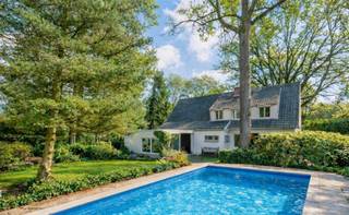Mooi gelegen karaktervolle woning nabij het centrum van Kapellen met o.a. ruime leefruimte, ingerichte leefkeuken, veranda, inpandige garage,...
