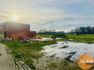 LEDE - Landelijk gelegen bouwgrond, halfopen bebouwing/Lot 3<br /><br />Zeer rustig gelegen bouwgrond, Zuid-West gerichte tuinen, met uitzicht op natuur en weides in een straatje zonder verkeer!<br /><br />Bouwbreedte 7,84m<br />Bouwdiepte gelijkvloers 14m<br />Bouwdiepte eerste verdiep 12m<br /><br />Details op kantoor na afspraak: 053/60.65.60
