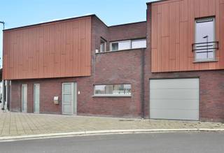 Instapklaar gelijkvloers appartement met koer en garage . Dit stijlvolle gelijkvloers appartement combineert een hoogwaardige afwerking met een...