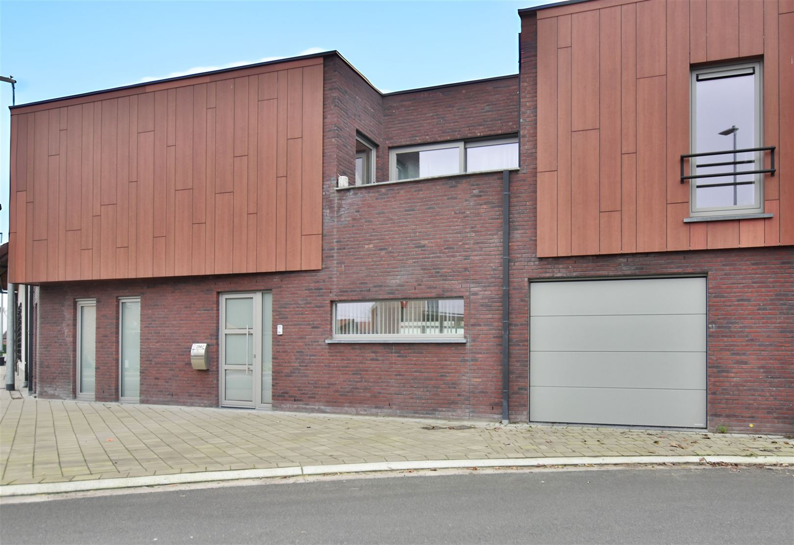 Instapklaar gelijkvloers appartement met koer en garage vrijstaande. - foto 1