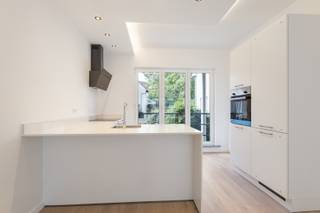 <p>Prachtig en volledig gerenoveerd appartement in het hart van Koksijde, op wandelafstand van zee, winkels en restaurants. Met een bewoonbare oppervlakte van 100 m² biedt deze instapklare woning een stijlvolle afwerking en veel lichtinval.</p>
<p>Mogelijkheid tot aankoop van garageboxen in de residentie. Ideaal als vaste woonst, tweede verblijf of investering aan de kust.<br /><br />Troeven : </p>
<ul><li>Gerenoveerd! </li><li>Optie tot garage in de residentie! </li><li>Rustige ligging! </li></ul>
Meer informatie? Contacteer ons op 058 51 23 23 of op christian@eraservimo.be<br />