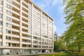 <p><span>Dit </span><span>lichtrijke 2-slaapkamer appartement met zonnig terras</span><span> is ideaal gelegen aan de </span><span>De Roest d'Alkemadelaan in Berchem</span><span>, op een steenworp van de Grotesteenweg met een </span><span>vlotte verbinding naar het stadscentrum</span><span>. Je woont hier net buiten de stadsdrukte, maar met alle voorzieningen zoals winkels, horeca, scholen en openbaar vervoer binnen handbereik. Bovendien bevinden het </span><span>Middelheimpark en Park Brialmont</span><span> zich vlakbij, perfect voor ontspanning en groen in de buurt.</span></p><p><span>Het appartement heeft een</span><span> bewoonbare oppervlakte van ca. 80m²</span><span>, is instapklaar, beschikt over </span><span>2 volwaardige slaapkamers</span><span> en een aangenaam </span><span>terras met zuidoost oriëntatie</span><span>.</span></p><p><span>Indeling</span></p><ul><li><span>Gelegen op de vijfde verdieping </span></li><li><span>Inkomhal </span></li><li><span>Vestiaire</span></li><li><span>Lichtrijke woon- en eetkamer </span></li><li><span>Geïnstalleerde keuken </span></li><li><span>Slaapkamer 1 </span></li><li><span>Slaapkamer 2 </span></li><li><span>Terras met zuidoost oriëntatie </span></li><li><span>Badkamer met douche in bad, lavabo en aansluiting voor WM/DK</span></li><li><span>Apart toilet</span></li><li><span>Berging </span></li><li><span>Privatieve kelder </span></li></ul><p><span>Algemeen gebouw</span></p><ul><li><span>Lift aanwezig </span></li><li><span>Collectieve verwarming op gas </span></li><li><span>Dubbele beglazing (PVC) </span></li><li><span>Fietsenstalling in het gebouw voor bewoners + extra fietsenstalling buiten</span></li></ul><p><span>Bijzonderheden</span></p><ul><li><span>Gunstige ligging net buiten het centrum </span></li><li><span>Veel lichtinval </span></li><li><span>Conforme indeling </span></li><li><span>Nabij parken (Middelheim &amp; Brialmont) </span></li><li><span>Gunstig EPC label B</span></li><li><span>Elektriciteit conform AREI</span></li><li><span>Vrij bij akte </span></li><li><span>Staanplaats bij aan te kopen aan 15.000 </span></li></ul><p><span> </span></p><p><span> </span></p><p><span>Ben jij geïnteresseerd in dit appartement te koop in Antwerpen Berchem, ben je op zoek naar ander vastgoed, een investering of wens je de waarde van jouw eigendom te kennen? Dan ben je bij BOLT immo aan het juiste adres! Wij helpen jou graag verder.</span></p>