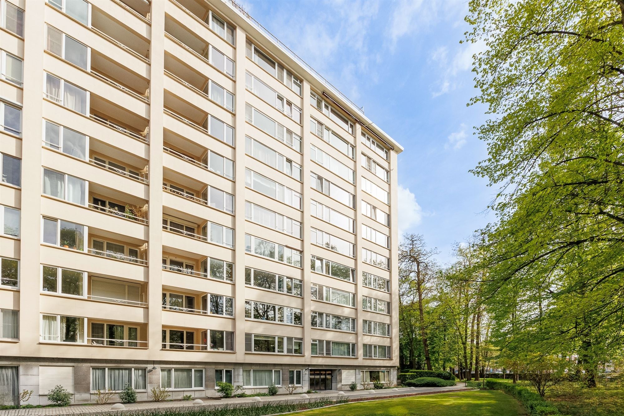 Gerenoveerd 2 Slaapkamer appartement met terras in Berchem - foto 3