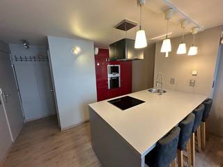 Op zoek naar een gezellige plek in Brugge? Dit appartement van 55m² biedt modern comfort in het historische centrum.Kenmerken:🛋️ Open keuken en...