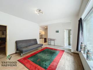 Dit ruime appartement is gelegen op de gelijkvloerse verdieping van de residentie Fabiola. Het appartement is momenteel verhuurd aan correcte huurders (1000EUR/MAAND) dewelke flexibel kunnen vertrekken. Het appartement bestaat uit een 1 SLPK appartement en studio dewelke samengevoegd werden maar makkelijk opnieuw gesplitst kunnen worden. Het appartement beschikt over 2 badkamers, een ruim woongedeelte en een aparte slaapkamer. De studio beschikt over een woon/slaap gedeelte en aparte badkamer. Geschikt voor alle doeleinden!