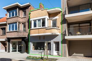 Gelegen in het hart van Wommelgem, op wandelafstand van winkels, openbaar vervoer en alle voorzieningen, bevindt zich dit veelzijdige opbrengsteigendom bestaande uit een handelsgelijkvloers (123 m²) met een bovenliggend appartement (73 m²).<br /><br />Het handelsgelijkvloers biedt tal van mogelijkheden en is praktisch ingedeeld. Vooraan bevindt zich de commerciële ruimte met een mooie visibiliteit, aansluitend een keuken met toegang tot de kelder, waar de aparte nutsmeters zijn ondergebracht, en een toilet. Verder doorlopend treft men een tussenruimte die leidt naar een bureelruimte, ideaal voor administratieve doeleinden of extra werkplek, met daarnaast een badkamer. Helemaal achteraan bevindt zich nog een ruime kamer met directe toegang tot de tuin en het achterliggende tuinhuis, wat extra opslag- of gebruiksmogelijkheden biedt.<br /><br />Het appartement (73 m²), bereikbaar via een aparte inkomdeur aan de rechterzijde. Dit lichtrijke appartement beschikt over twee volwaardige slaapkamers (25 m²/ 13 m²), een centrale leefruimte met aansluitend achteraan de keuken. Verder is er nog een badkamer voorzien.<br /><br />Dankzij de centrale ligging, de functionele indeling en de combinatie van handel en wonen, vormt dit pand een uitstekende opportuniteit voor zelfstandigen, investeerders of wie op zoek is naar een combinatie van wonen en werken op één locatie.<br /><br />Troeven:<br />+ Uitzonderlijke zichtbaarheid in het hart van Wommelgem<br />+ Combinatie van wonen en werken onder één dak<br />+ Polyvalente indeling<br />+ Ideaal voor investering, praktijk of zelfstandige activiteit<br /><br />EPC gelijkvloers handelspand: E<br />EPC appartement 1ste verdieping: F, Dit pand is onderhevig aan de Vlaamse renovatieverplichting voor residentiële gebouwen. Meer informatie kunt u terugvinden via volgende website: https://www.vlaanderen.be/een-woning-kopen/renovatieverplichting-voor-residentiele-gebouwen.<br /><br />Interesse in deze commerciële buitenkans? Contacteer ons voor een afspraak via 03 337 50 70 of info@vbvastgoed.be<br /> 