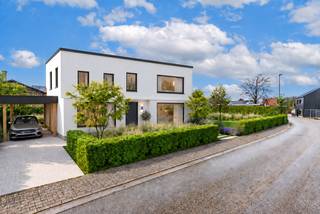 Rustig gelegen bouwgrond voor open bebouwing!<br /><br />Bent u op zoek naar een ideale locatie voor uw droomwoning? Deze mooie bouwgrond van <strong>5 are 67 ca</strong> is rustig gelegen in Geel-Oosterlo met een unieke combinatie van rust en een centrale ligging.<br /><br />Met een straatbreedte van 27 meter biedt dit perceel tal van mogelijkheden voor het bouwen van een vrijstaande woning met een mooie tuin. Dankzij de ligging op wandelafstand van scholen, openbaar vervoer en andere voorzieningen, geniet u hier van het gemak van het dorpsleven zonder in te boeten op rust.<br /><br /><strong>Troeven:</strong><br />Oppervlakte: 567 m²<br />Straatbreedte: 27 meter<br />Rustige en kindvriendelijke omgeving<br />Goede verbindingen naar omliggende gemeentes<br />Vrije keuze van aannemer en geen bouwverplichting<br /><br />Deze bouwgrond is perfect voor wie op zoek is naar een rustige, centrale én toekomstgerichte investering.<br /><br />Interesse? Contacteer ons vandaag nog voor meer info of een plaatsbezoek!<br /><br />* De renders en omlijning zijn louter ter illustratie en zijn niet bindend.